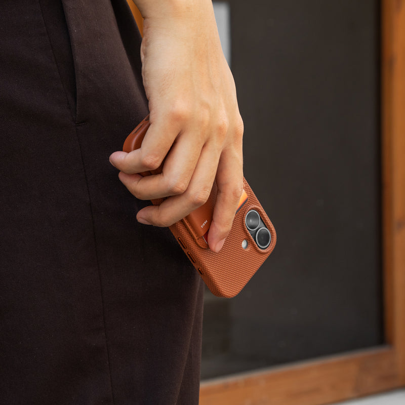 iPhone 17 / Tan