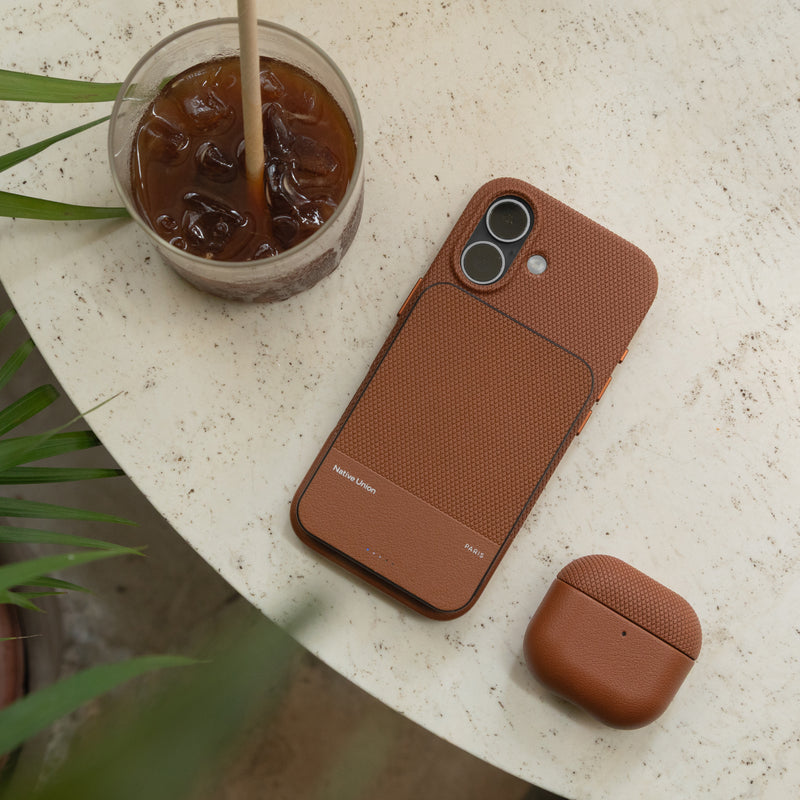 iPhone 17 / Tan